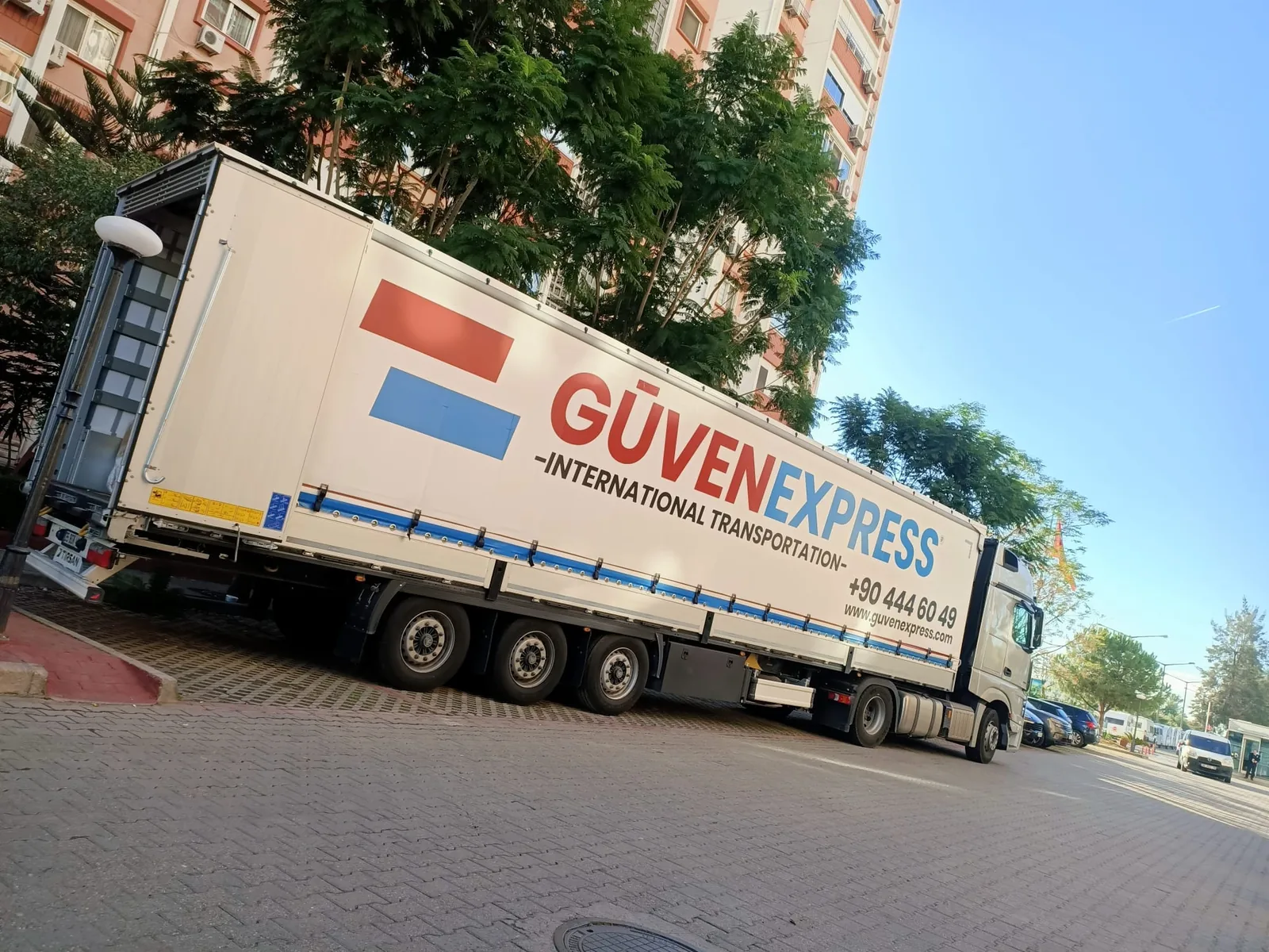 GüvenExpress truck during a city logistics operation