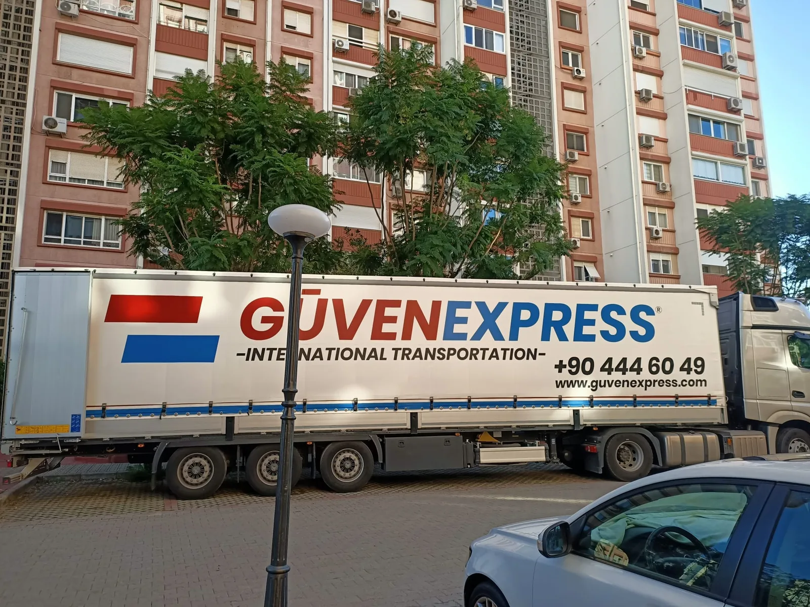 GüvenExpress truck operating on the Europe-Türkiye corridor