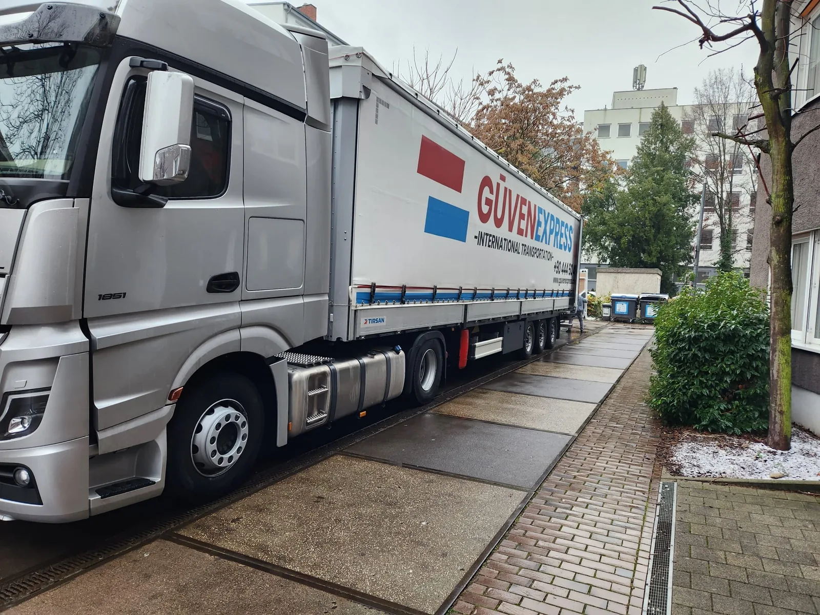 GüvenExpress truck parked during a customer delivery operation