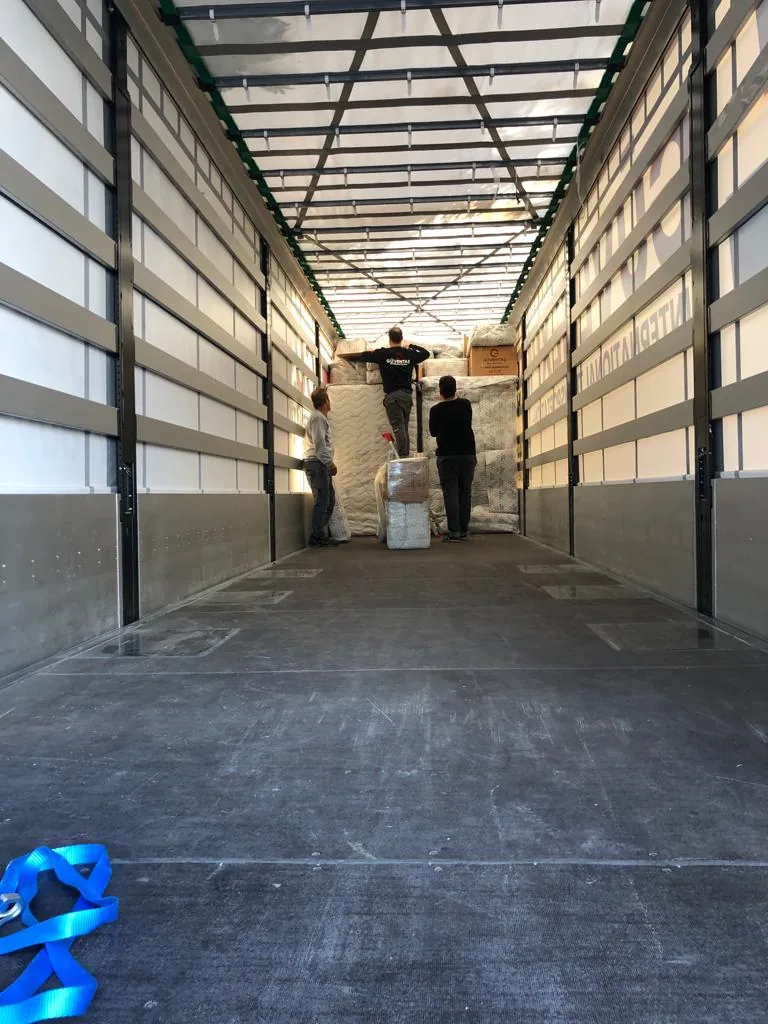 Loading team working inside a GüvenExpress freight trailer
