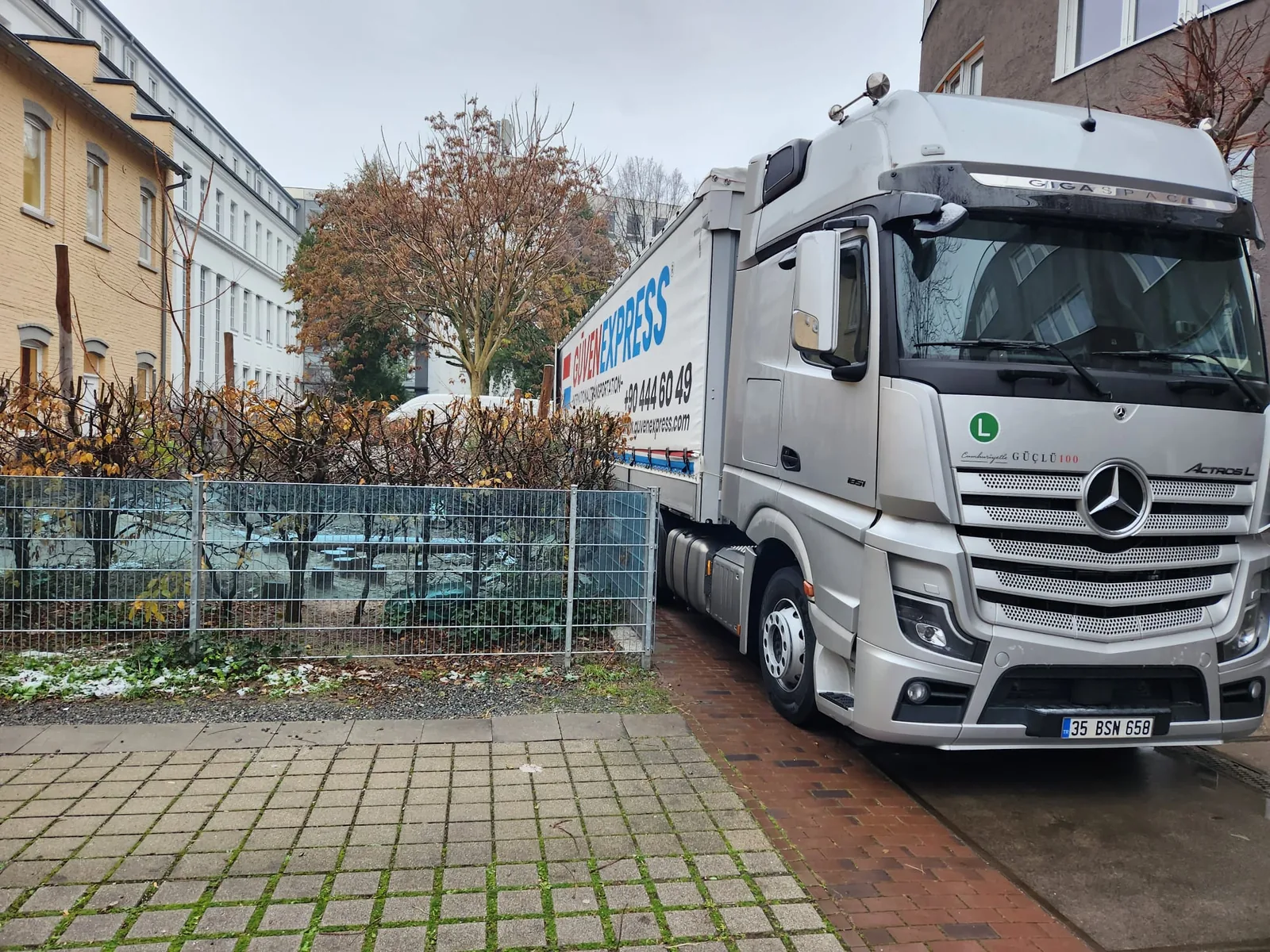 Long-haul GüvenExpress truck arriving at a delivery address